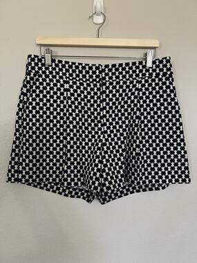 Ann Taylor Shorts Pleat Front Black & White Size 8  Pockets